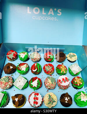 Lola's Christmas cupcake selection Banque D'Images