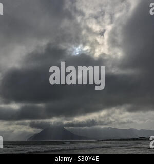 Soleil vu à travers les nuages, de Kommetjie long Beach, le Cap, Afrique du Sud. 2019 Banque D'Images