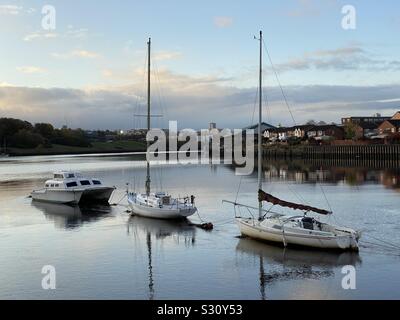 Trois bateaux amarrés sur la Tyne avec St James Park dans l'arrière-plan Banque D'Images