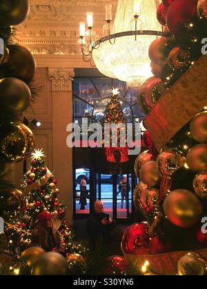 Le hall de l'hôtel Peninsula est décoré de façon festive pendant la saison de Noël, à New York, aux États-Unis Banque D'Images