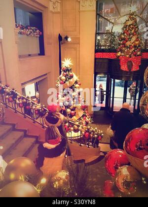Les clients et les touristes apprécieront les décorations élaborées du hall de l'hôtel Peninsula pendant la saison de Noël, New York, États-Unis Banque D'Images