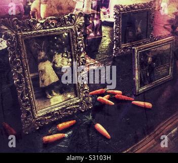 Alice dans le Palais Le Palais de Blenheim à Noël 2019. Table avec des carottes sur et photographie des cadres avec des photos de lapins Banque D'Images