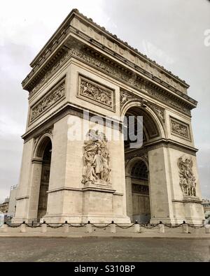 Célèbre monument national de l'Arc de Triomphe à Paris, France. Banque D'Images