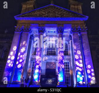 Entrée d'Alice dans le palais, le Palais de Blenheim à Noël 2019 avec projections lumineuses sur l'immeuble Banque D'Images