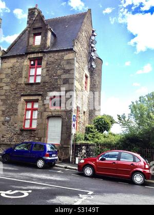 Scène de rue dans le pittoresque village de Saint Malo, France. Banque D'Images