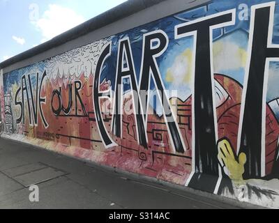 Sauver nos couleurs terre murale sur mur de Berlin, Berlin, Allemagne Banque D'Images