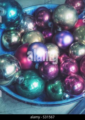 Décorations de Noël vintage colorés dans un bol bleu Banque D'Images