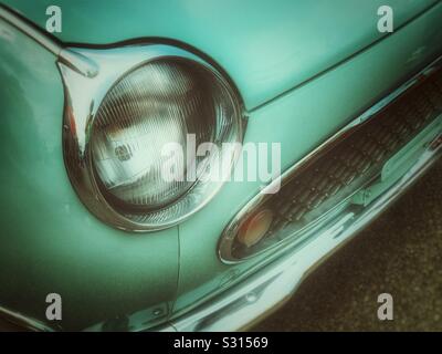 Projecteur et grill sur vintage Nissan Figaro Banque D'Images