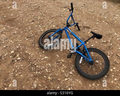 Vélo BMX allongé sur le sol Banque D'Images