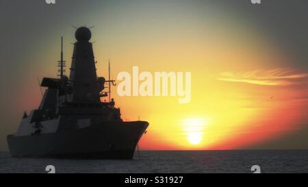 Destroyer Type 45 au lever du soleil Banque D'Images