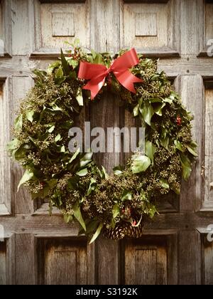 Couronne de Noël sur la porte en bois Banque D'Images