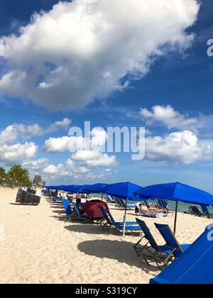 Chaises de plage, chaises longues et parasols alignés le long de la plage de Fort Lauderdale, Floride, USA. Banque D'Images