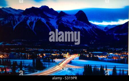 Billet Canmore, Alberta, Canada, photographie de nuit, feux arrière, Canadian Rockies, Ha Ling Peak, ville de Canmore Banque D'Images