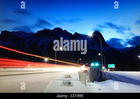 Billet Canmore, Alberta, Canada, photographie de nuit, feux arrière, Rocheuses canadiennes, la ville de Canmore, Ha Ling Peak, Banque D'Images