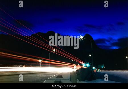 Billet Canmore, Alberta, Canada, photographie de nuit, feux arrière, Rocheuses canadiennes, la ville de Canmore, Ha Ling Peak, Banque D'Images