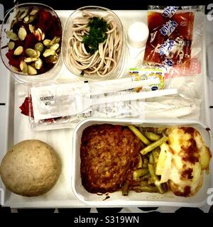 Repas en vol de boeuf, pommes de terre rôties et légumes salade de betterave et nouilles soba, vol Finnair Helsinki à Osaka Banque D'Images