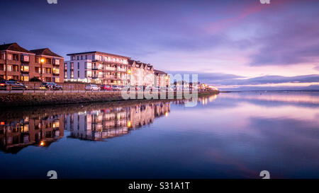 South Parade West Kirby Beach Wirral. Reflets dans l'eau Banque D'Images