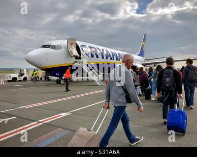 Les passagers d'un avion de Ryanair à l'aéroport de Paris Beauvais-Tillé, France. Banque D'Images