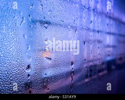 Gouttes d'eau sur la fenêtre du train Banque D'Images