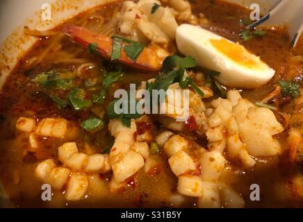 Soupe Laksa de fruits de mer Banque D'Images