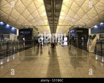 De l'aéroport de Hong Kong, HONG KONG - 8 décembre, 2019 : Un presque vide hall de départ de l'aéroport de Hong Kong dans les premières heures du matin Banque D'Images