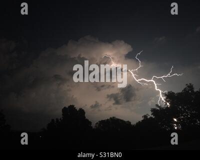 Un éclair frappe loin de son parent tempête. Capturées à l'aide d'iLightningCam 2. Banque D'Images