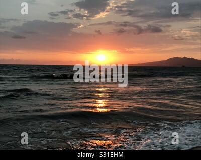 J'ai eu ce coucher de soleil pendant mon voyage à la plage avec des amis, j'ai beaucoup visité la plage et c'est l'un des plus beaux couchers de soleil que j'ai vus là-bas Banque D'Images