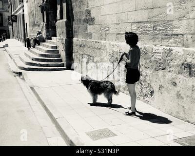 Femme marchant son chien à Arles, France. Banque D'Images