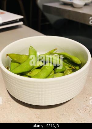 Dans un plat d'edamame Banque D'Images