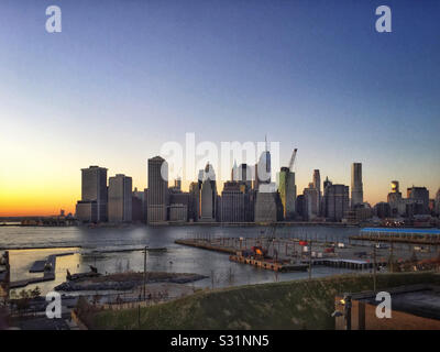 Lower Manhattan skyline vu de Brooklyn au coucher du soleil Banque D'Images