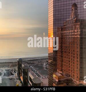 L'hôtel Claridge compte dans le Bally's Casino Resort tôt le matin, l'océan en arrière-plan, Atlantic City, New Jersey, United States Banque D'Images