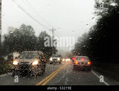 Coincé dans le trafic sur un jour de pluie. Banque D'Images