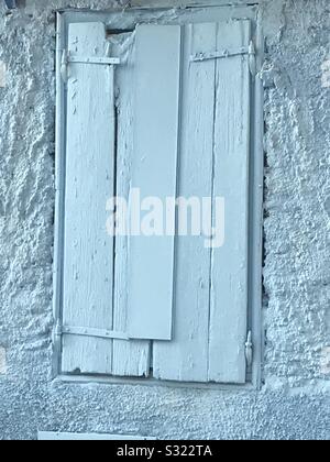 Bleu pâle, et l'obturateur en bois enduit mur extérieur, Patras, Grèce. Banque D'Images