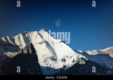 Ciel Bleu, Lune, Rocheuses Canadiennes, Parc National Banff, Alberta, Canada Banque D'Images