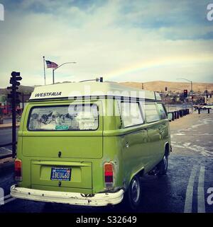 VW bus campervan avec arc-en-ciel Banque D'Images