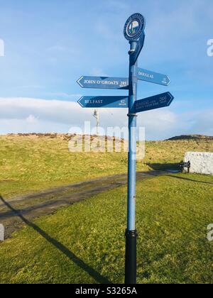 Signalisation au point milliaire près du phare, au point le plus au sud de l'Écosse, sur le Mull of Galloway, Dumfries et Galloway, en Écosse Banque D'Images