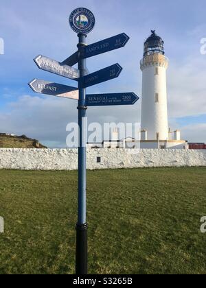 Signalisation kilométrique et phare au point le plus au sud de l'Écosse sur le Mull of Galloway, Dumfries et Galloway, en Écosse Banque D'Images