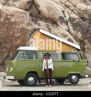 VW bus Camper van pop up avec femme au parc national Joshua Tree Banque D'Images