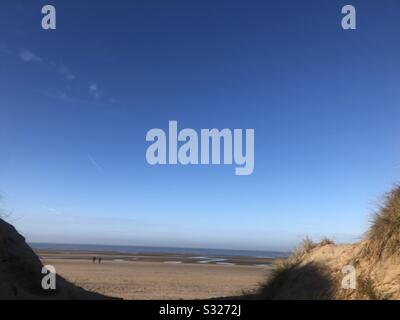 Vue sur les dunes de sable de Formby point jusqu'à la mer d'Irlande Banque D'Images