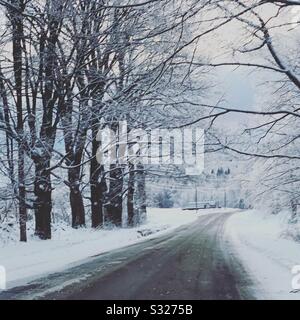 Une route rurale en hiver, Massachusetts, États-Unis Banque D'Images