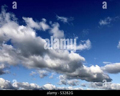 Les cumulus sur fond de ciel bleu. Banque D'Images