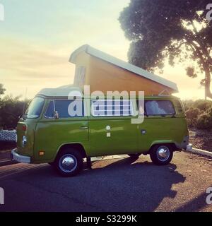 VW bus Camper van pop up haut camping à la plage Banque D'Images