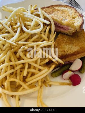 Sandwich au jambon et au fromage grillé avec frites Banque D'Images