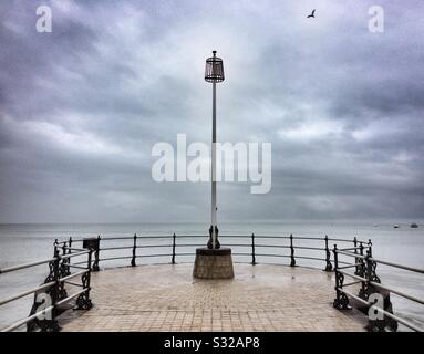 Une image symétrique de Swanage Pier lors d'une journée d'hivers en fonte Banque D'Images