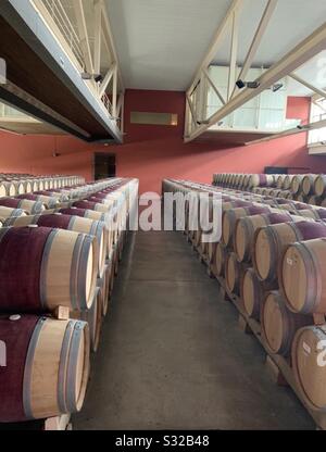 Fûts empilés en rangées à utiliser pour l'âge et le stockage du vin dans un vignoble situé en Espagne. Banque D'Images