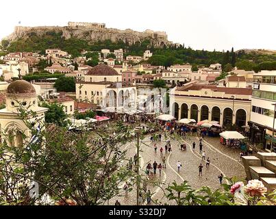 Place Monastiraki à Athènes, Grèce, avec l'Acropole et le Parthénon devant, et la Mosquée Tsisdarakis dans le centre. Il s'agit d'un principal quartier commerçant avec le marché aux puces et les boutiques à proximité. Banque D'Images