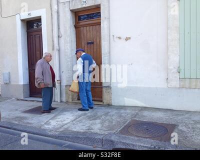 Deux Français convergent dans une rue de la ville de Cavaillon, Côte d’Azur, Provence, France. Banque D'Images