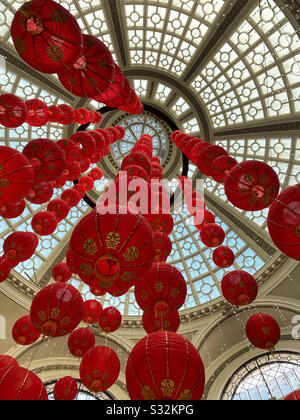 Décorations lanternes rouges pour le nouvel an chinois accrochées au toit d'un atrium de centre commercial Banque D'Images