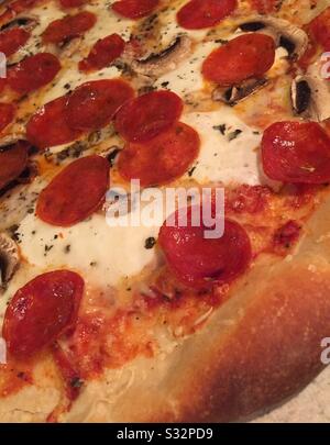 Gros plan sur une tarte aux pizzas fraîchement cuites au poivre Banque D'Images