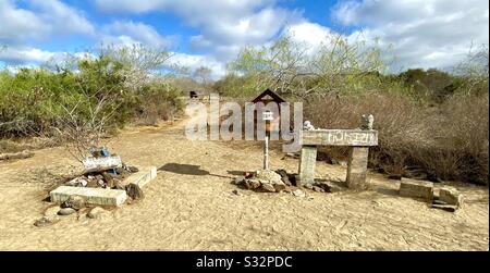 Situé sur l'île de Floreana dans les Galápagos, Post Office Bay agit en tant que poste passif depuis les années 1700, en utilisant rien d'autre qu'un tonneau et la camaraderie des voiliers et des voyageurs. Banque D'Images